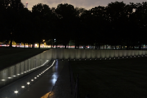 vietnam war memorial at night
