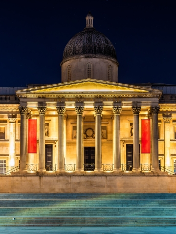 National Gallery in London at night