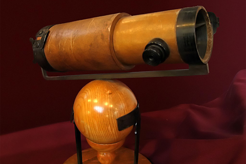 Alt: A replica of Isaac Newton's second reflecting telescope of 1672.